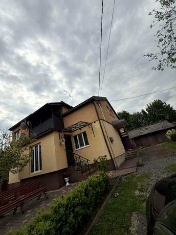 Квартира 4 кімнати в 2-х поверховому будинку з подвірʼям
