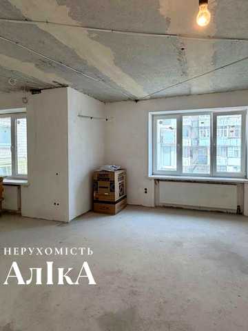 Продам велику 3-кімнатну квартиру підготовлену під Ваш ремонт в центральні частині міста!