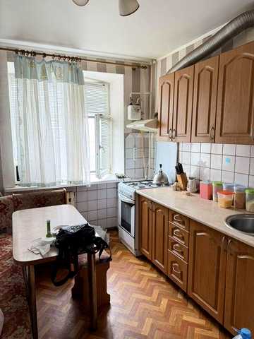 продається три кімнатна квартира в центрі