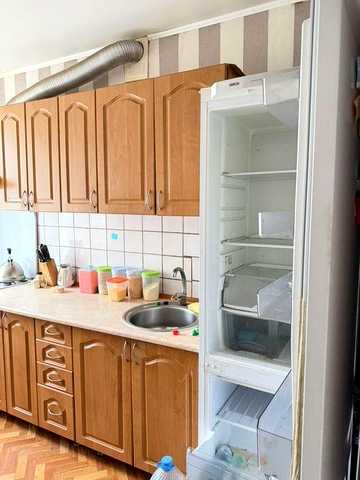 продається три кімнатна квартира в центрі