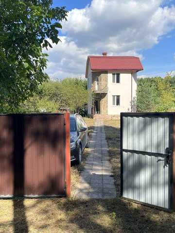 Дачний будинок біля води