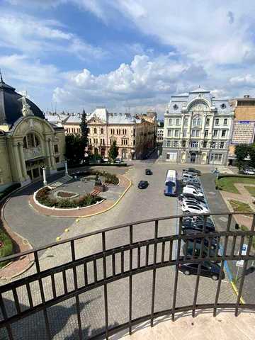 Продається 4-х кімнатна квартира на Театральній Площі