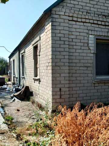 Продам домовладение в с. Лежено, Запорожская обл. Два дома, 25 соток земли, огород 8 соток, сад, виноградник.