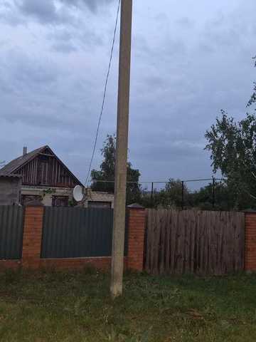 Продам будинок під ремонт. В селі Хащове. Е світло,газ,новый гараж та господарські будівлі