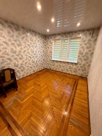 Продам трикімнатну квартиру. Бородянка. Центр міста.73м2. 2 Балкони.Газове опалення. Гарне наповнення. Мінімальне оформлення.  Без комісії
