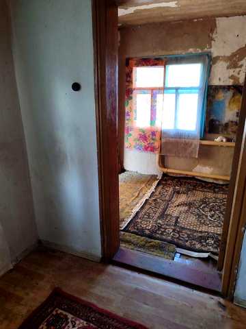 Продам земельну ділянку  з хатою , до центру 10-15 хв.