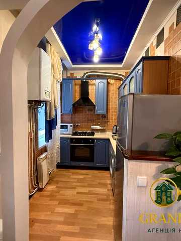 Оренда 2-кімнатної квартири з автономним опаленням по вулиці Церковна в парковій зоні