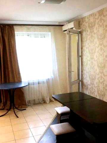 продам 2 кімнатну  квартиру з кухнею 13,7 м2,балкон з підвалом,високий цоколь,евроремонт,проспект Центральний 5 Слобідська,1\9
