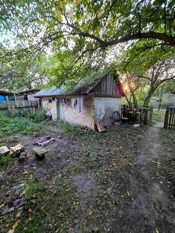Продається половина приватного будинку із земельною ділянкою