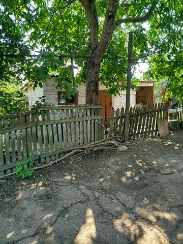 Продається земельна ділянка зі старою хатою.