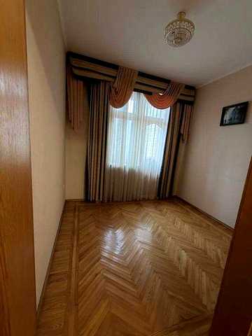 Продам 3-комнатную квартиру проспект Леси Украинки 13 ( рядом Парк Глобы )
