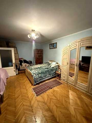 Продається 2-х кімнатна квартира в центрі м.Броди, біля початкової школи.