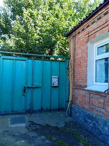 Будинок ( половина будинку з окремим двором)