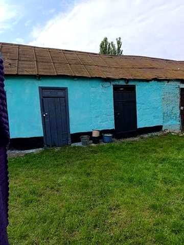 Продається  однокімнатна квартира  в одноповерховому будинку  в районі 4 школи площею 30 кВ.м.