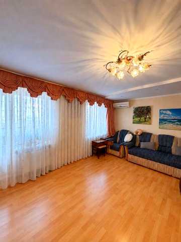Продаж 3-х кімнатна квартира. Індивідуальне газове опал