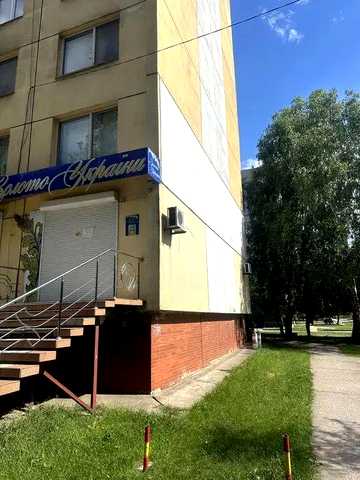 Продається трикімнатна квартира (чеське планування) з автономним газовим опаленням.