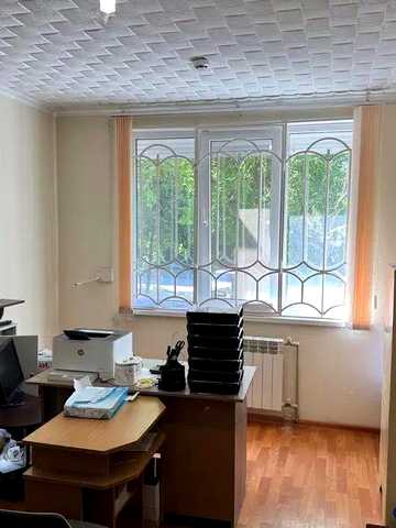 Продається трикімнатна квартира (чеське планування) з автономним газовим опаленням.