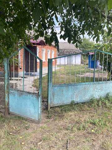 Продам житловий будинок із ділянкою. На території: будинок, літня кухня, сарай, погріб та город. Фактичне розташування — згідно з планом