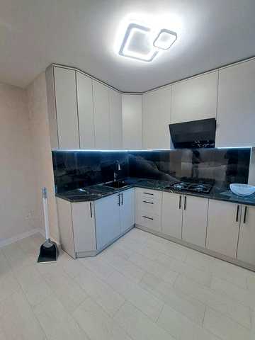 Продам 2 км Поверх 3/5 ,базар