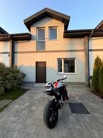 Без комісії.Продам Таунхаус 3 кімнати 133 квадрти метра 1.6 сотки землі. Закритекотеджне  містечко Тарасівське з охороною. По вулиці Михайлівській