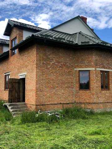 Продається двоповерховий будинок з гаражем