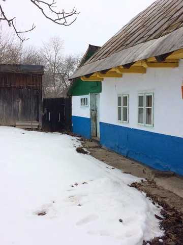 Продам хату і участок в селі Молодія 12км від Чернівців