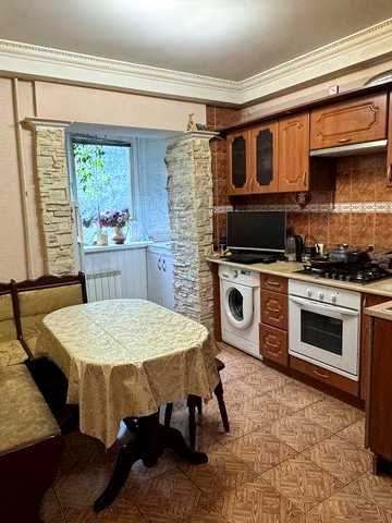 Продаж 1 кімнатноі квартири, всі меблі по побутова техніка залишаються
