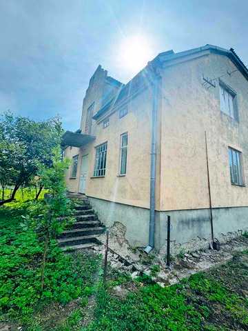 Продається просторий будинок під ремонт площею 142,5 м² у м. Комарно, Львівська область.