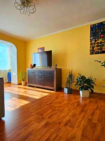 Продається простора та сонячна 3-кімнатна "чешка" в доброму житловому стані, меблями та роздільними кімнатами у мікрорайоні...