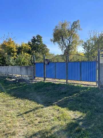 Будинок в центрі села Бузовиця