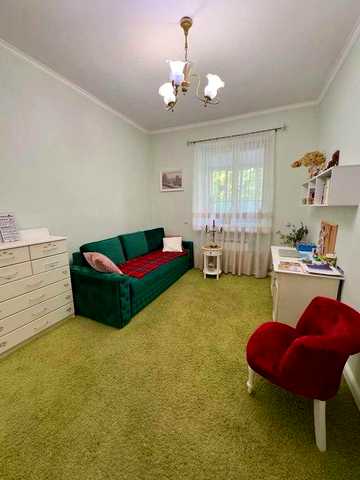 Продаж. Центр! Площа! 91.4 м2 простору 4 окремі кімнати. Меблі. Техніка.