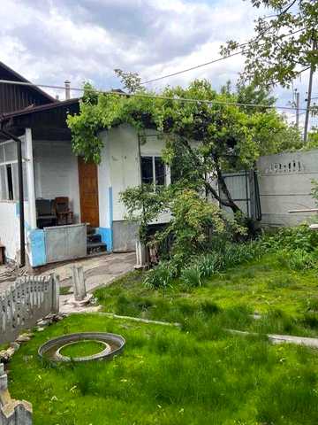 Продається пів будинку в м. Сквира