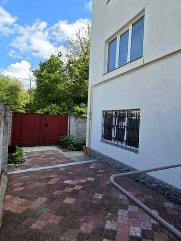 Продається будинок біля Аєропорта. В хорошому стані - заїхай і живи