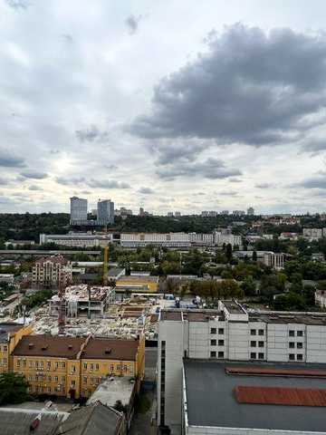 Оренда  пентхаузу вул Антоновича 72, кухня вітальня 9метрів стеля.
