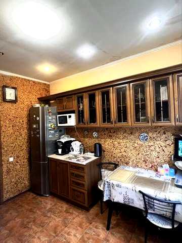 БЕЗ КОМІСІЇ! Продаж просторої 2-кімнатної квартири 51м.кв. в сталінці за адресою:   вул. Енергодарська, 12/14, Євідновлення,