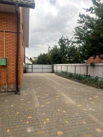 Здам в оренду пів будинку зі спільним подвірʼям.