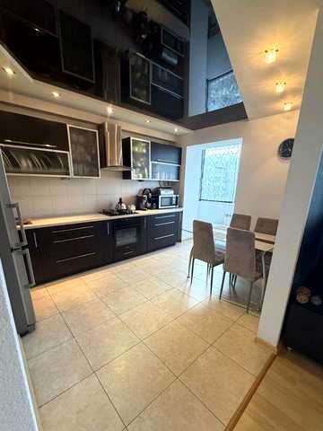 Продажа 3-х квартира .Центр 86 кв.м + комора  3.5 м