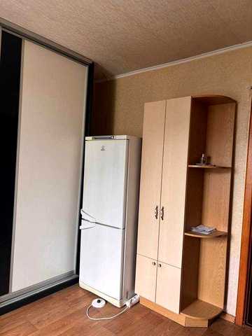 Продам 1 гостинку у метро.