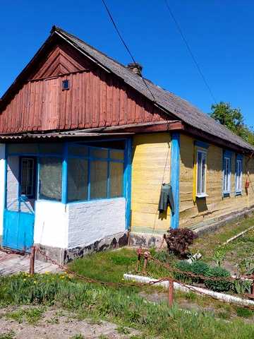 Продається  половина будинку не далеко аід центр