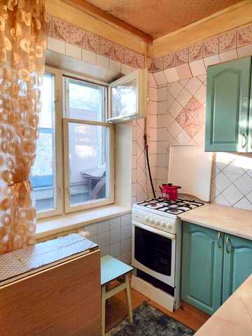м Дорогожичі, вул. Щусєва, 10а, однокімнатна, газ, гарний стан.
