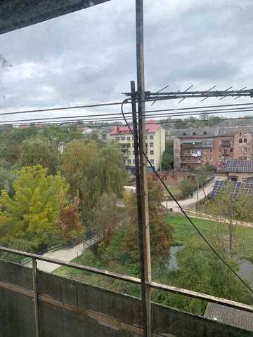 3к квартира 57 м² в центрі Бучача: автономне опалення без світла, вид на річку + 2 підвали та грядка. Власник