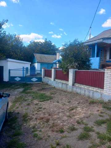 Продам затишний будинок 85 кв.м у смт Новоархангельськ. Зручне розташування, 2 капітальні гаражі (є оглядова яма)