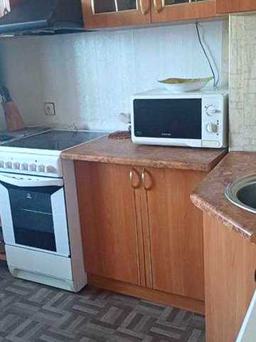 Продам 1 к кв на Азербайджанській 16/2