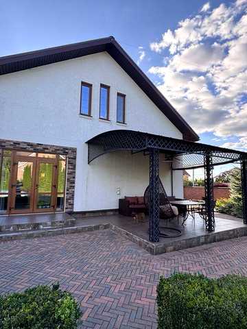 Автономний будинок 235 м² у тихій і затишній Бобриці з  інвертором 12 кВт, дизельгенератором, гостьовим будинком і басейном