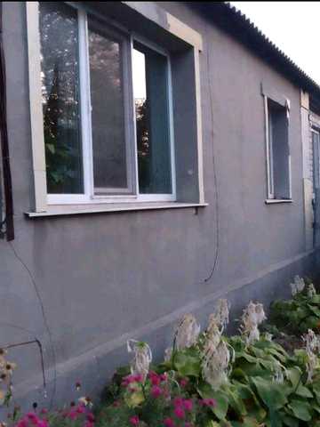 Продається пів будинку та  окремий невеликий будинок