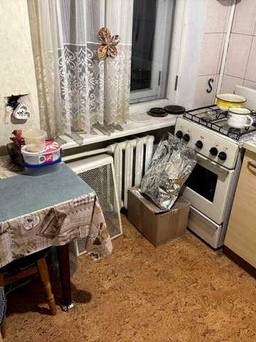 Здам частину будинка дві суміжні невеликі кімнати невеликі кімнати.Всі необхідні меблі,та техніка.Центральна частина міста.Вільно.