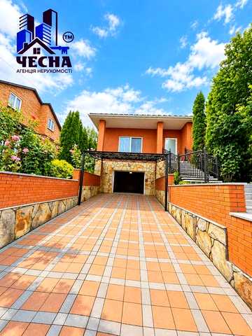 Продаж. Просторий будинок, 181 м2, 3 кімнати. 5.35 соток. Гараж. Центр міста