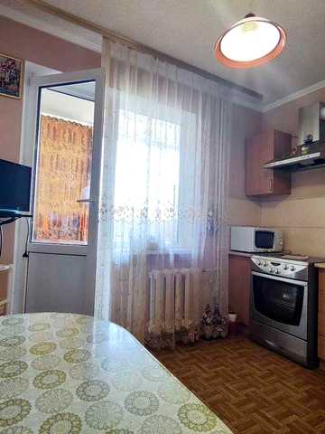 вул. Ахматової,43. Метро Осокорки, Позняки. ТРЦ "River Mаll".