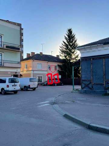 Продається квартира з вікнами на центральну площу