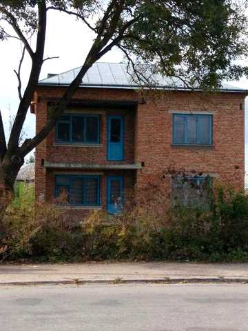 Продам 2-поверховий будинок в Підволочиську. 8 соток. Центральна дорог